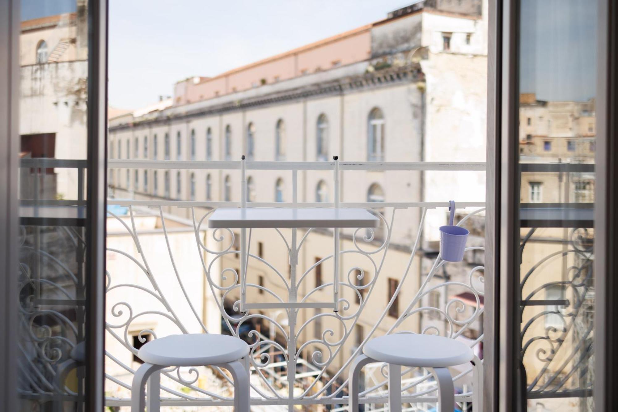 Appartement House In Decumani Yellow By Houseinnaples